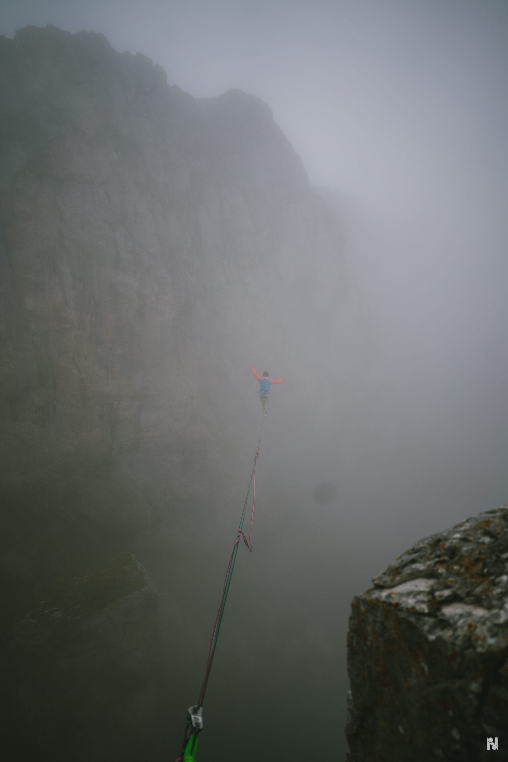 highline Arêches brouillard